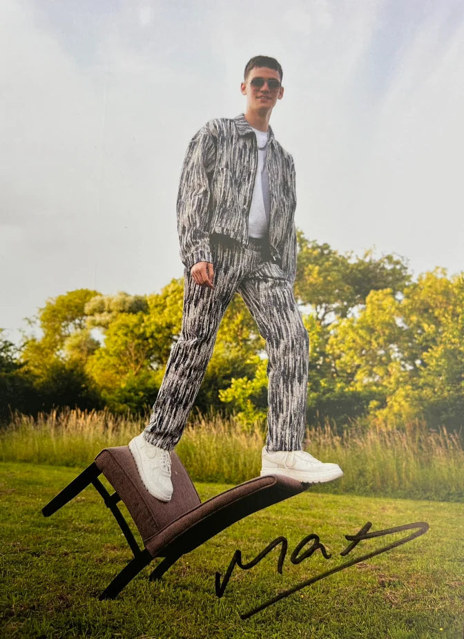 SIGNED PICTURE MAX CHAIR